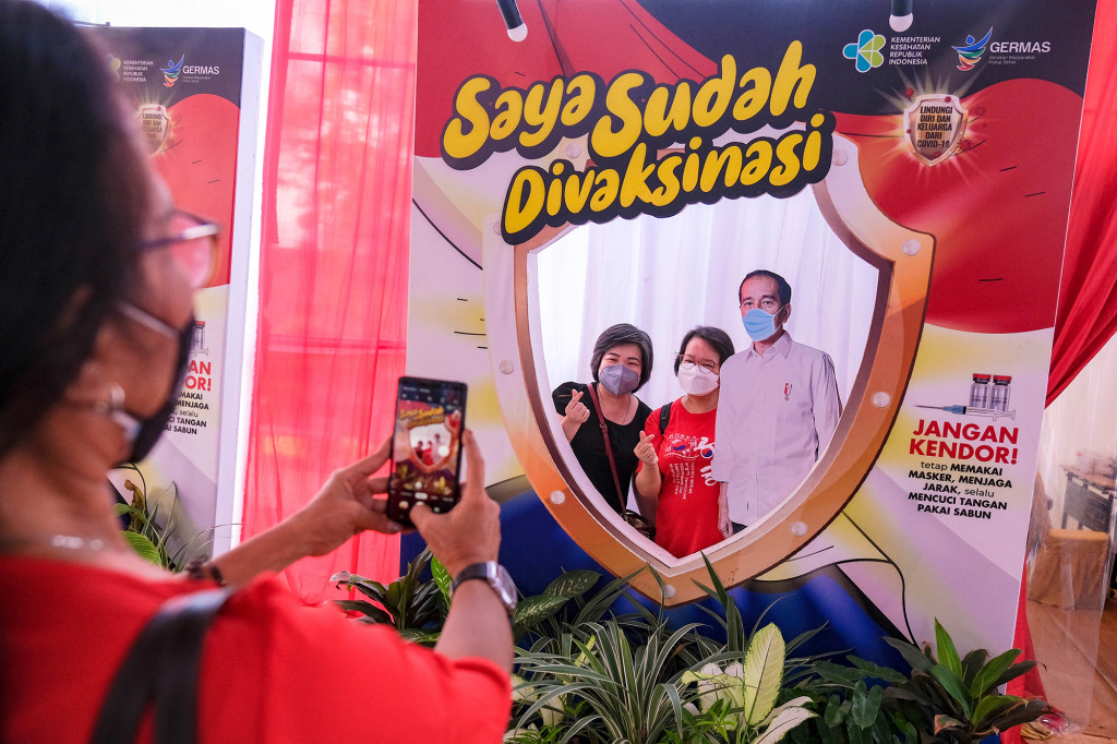 Warga berfoto bersama seusai vaksinasi menggunakan Pfizer di Balai Besar Pelatihan Kesehatan (BBPK) Kementerian Kesehatan, Hang Jebat, Kebayoran Baru, Jakarta Selatan.