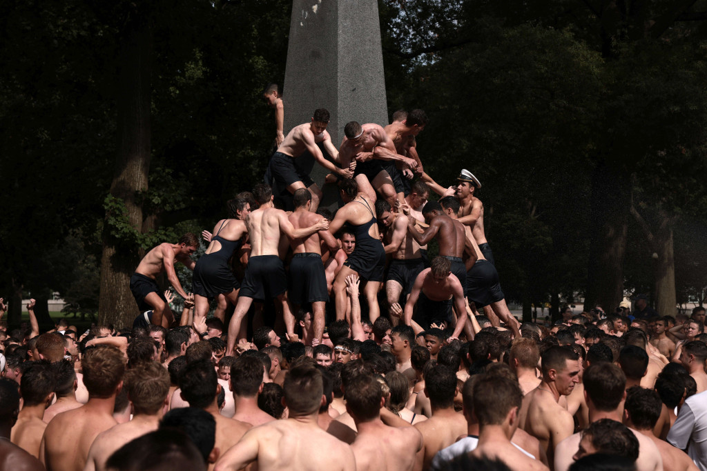 Kelas 2023 mencoba untuk mendaki Monumen Herndon di Akademi Angkatan Laut AS, Annapolis, Maryland, Amerika Serikat, Minggu, 22 Agustus 2021.