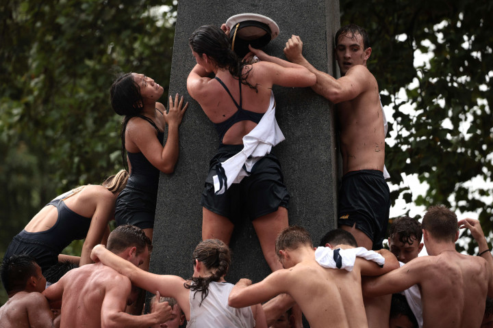 Angkatan 2023 melanjutkan tradisi 70 tahun mengganti topi pelaut piala Dixie di atas monumen dengan topi kakak kelas.