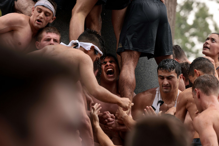 Tradisi mendaki Monumen Herndon berlangsung pada akhir tahun pertama, tetapi dibatalkan pada tahun 2020 karena pandemi.