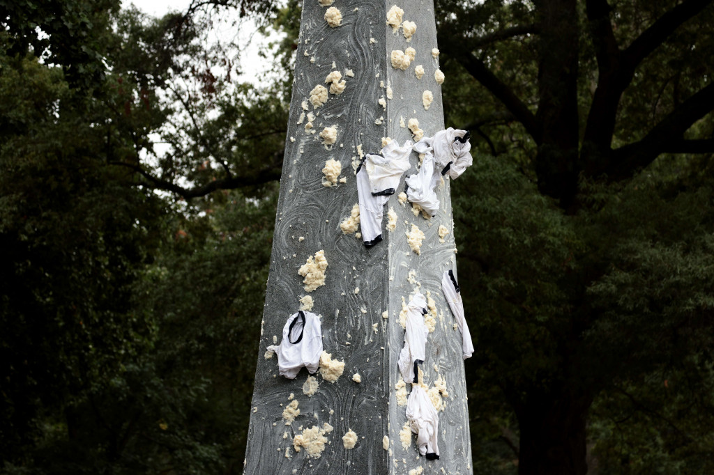 Tantangan pertama adalah menghilangkan gumpalan sayuran yang dioleskan pada monumen setinggi 21 kaki oleh para senior.