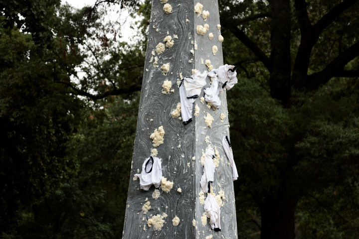 Tantangan pertama adalah menghilangkan gumpalan sayuran yang dioleskan pada monumen setinggi 21 kaki oleh para senior.