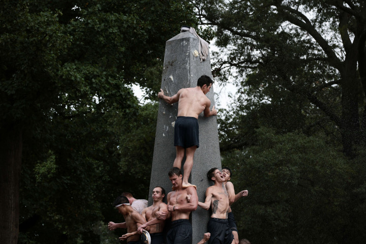 Setelah itu mereka akan mencoba mengganti topi pelaut piala Dixie dengan topi kakak kelas di puncak Monumen Herndon.