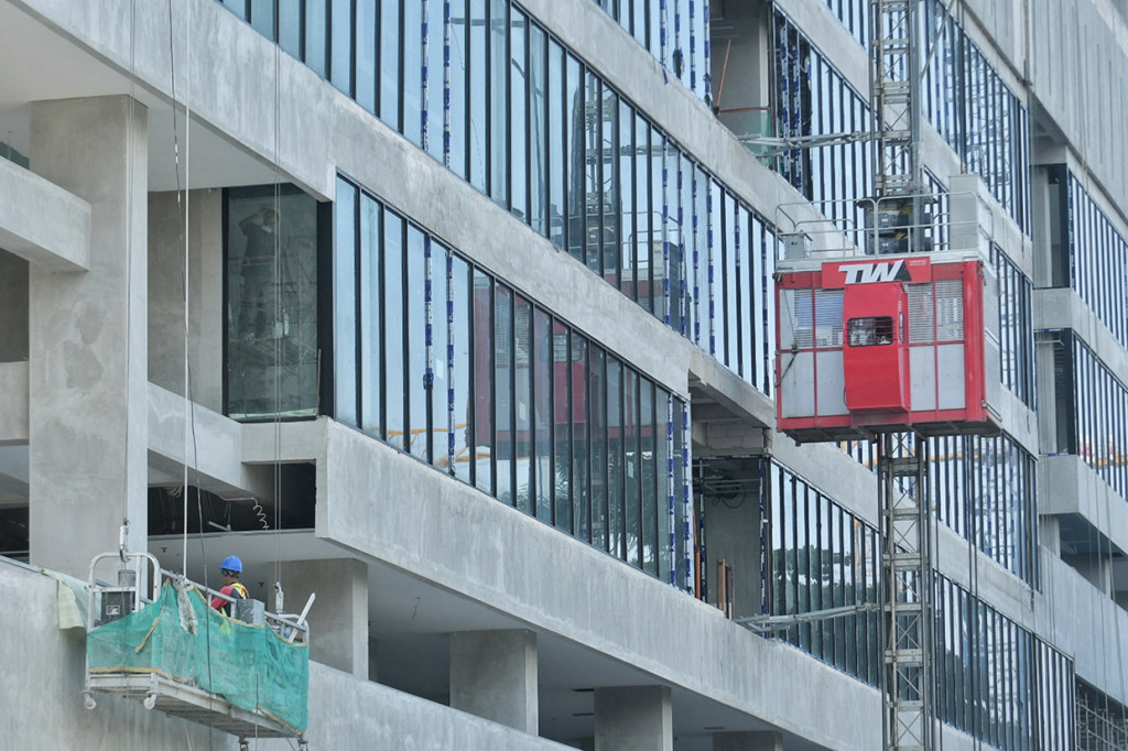 Pekerja sedang menyelesaikan proyek revitalisasi Taman Ismail Marzuki di Cikini, Jakarta.
