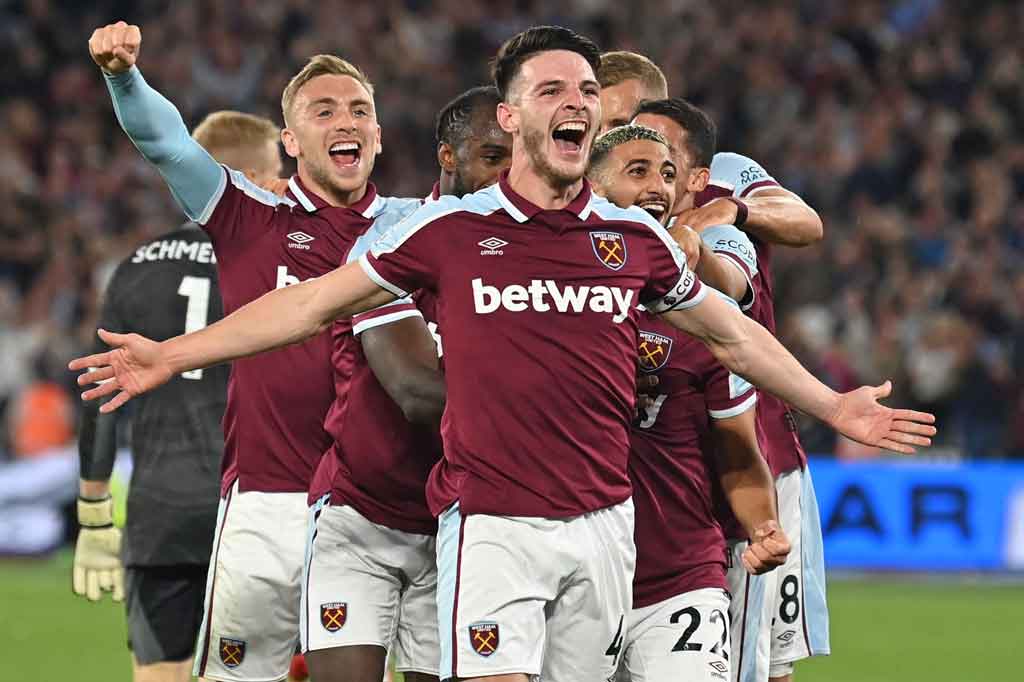 Kalah jumlah pemain, lini belakang The Foxes melakukan blunder ketika Caglar Soyuncu salah perhitungan dan melepaskan umpan balik yang jauh dari kiper Kasper Schmeichel pada menit ke-56. Bola direbut oleh Michail Antonio, yang memilih mengirim umpan tarik kepada Said Benrahma yang tinggal menyeploskannya ke dalam gawang, sekaligus menggandakan keunggulan West Ham atas Leicester.