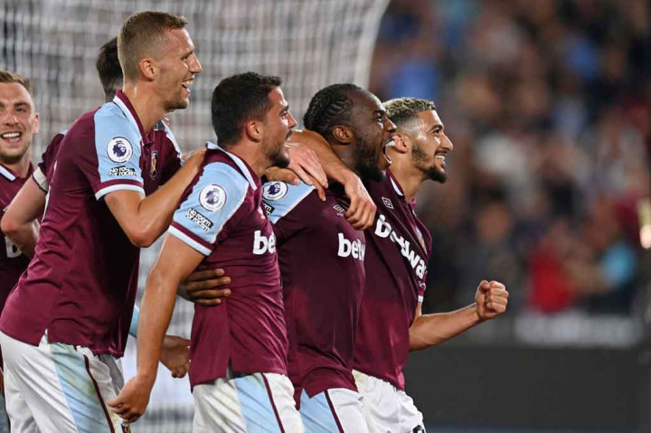 Rekor tersebut kian ditajamkan oleh Antonio empat menit kemudian, ketika ia menyambut bola umpan silang Vladimir Coufal dengan sontekan tumit sebelum menceploskannya ke dalam gawang Leicester melengkapi kemenangan West Ham 4-1 atas Leicester.