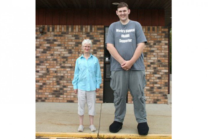 Pria tertinggi di Amerika -- tingginya 7 kaki 8 inci (2,35 meter) -- meninggal dunia karena masalah jantung di usia 38 tahun. Kabar kematian Igor Vovkovinskiy diumumkan oleh ibunya di Facebook.