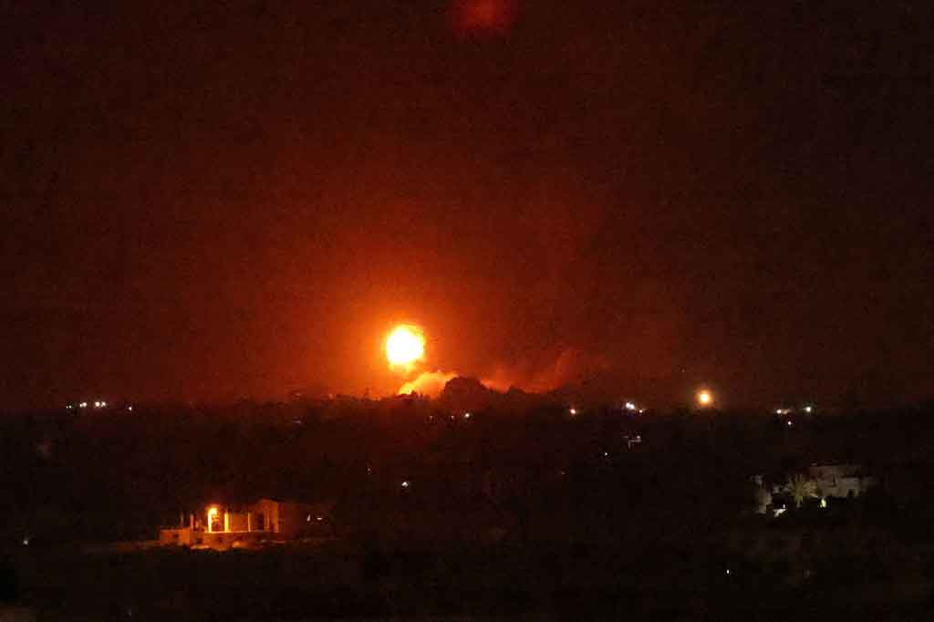 Dalam sebuah pernyataan, Pasukan Pertahanan Israel (IDF) mengkonfirmasi bahwa jet tempur menyerang situs pembuatan senjata Hamas di Khan Younis serta pintu masuk terowongan teror di Jabalia.