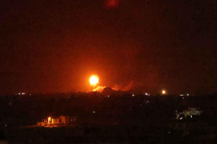 Dalam sebuah pernyataan, Pasukan Pertahanan Israel (IDF) mengkonfirmasi bahwa jet tempur menyerang situs pembuatan senjata Hamas di Khan Younis serta pintu masuk terowongan teror di Jabalia.