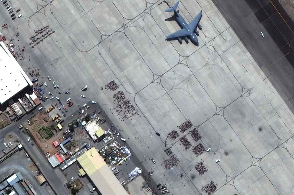 Militer Amerika Serikat diberitakan telah mengangkut ribuan orang lagi keluar dari AFghanistan melalui bandara Kabul selama 12 jam terakhir.