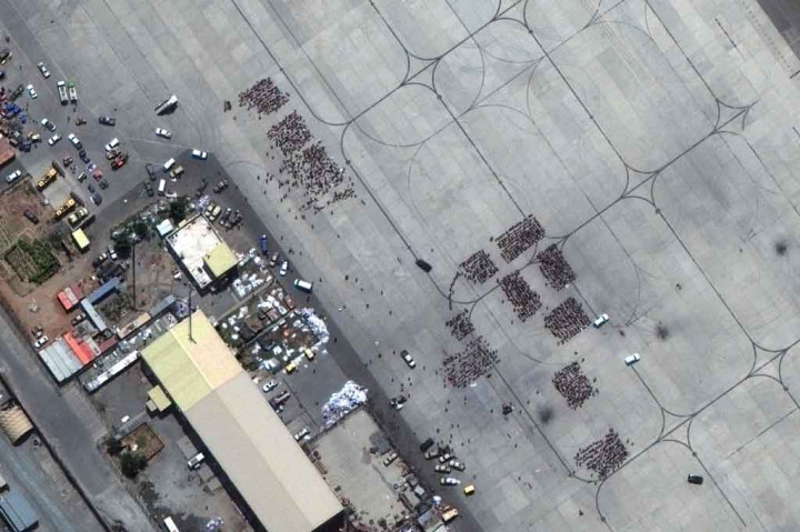 Gambar satelit yang dirilis oleh Maxar Technologies  menunjukkan kerumunan orang yang menunggu pemberangkatan di landasan pacu Bandara Internasional Hamid Karzai Kabul, Afghanistan, Senin, 23 Agustus 2021 waktu setempat.