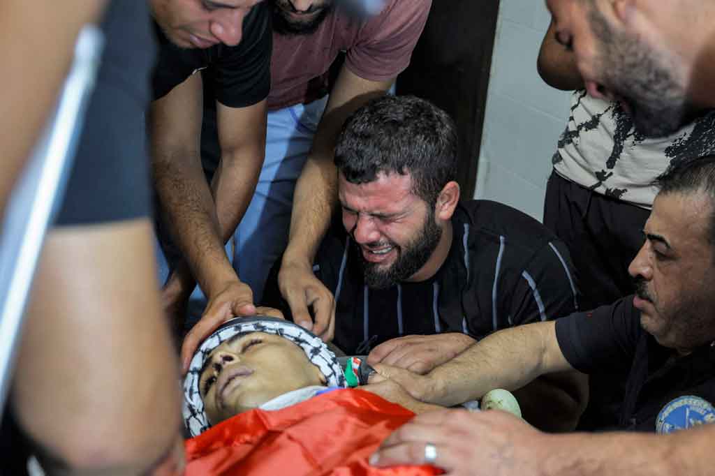 Seorang remaja Palestina berusia 15 tahun meninggal dunia akibat ditembak tentara Israel dalam bentrokan terbaru di Tepi Barat, Selasa, 24 Agustus 2021. Bentrokan meletus setelah pasukan Israel menyerbu sebuah kamp pengungsi di dekat Nablus untuk mencari seorang tersangka.