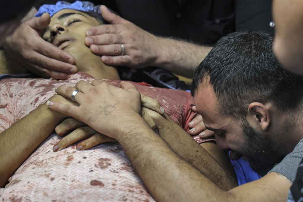 Kementerian Kesehatan Palestina mengatakan bahwa remaja yang diidentifikasi sebagai Imad Khaled Saleh Hashash tersebut meninggal setelah mengalami luka tembak di kepala di kamp pengungsi Balata.