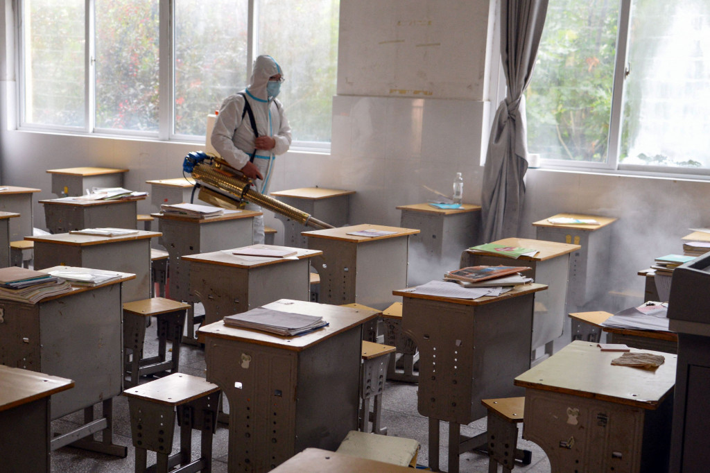 Sejumlah sekolah di Tiongkok bersiap menyambut semester baru setelah untuk pertama kalinya tidak ada kasus baru penularan Covid-19 secara lokal sejak Juli lalu. 