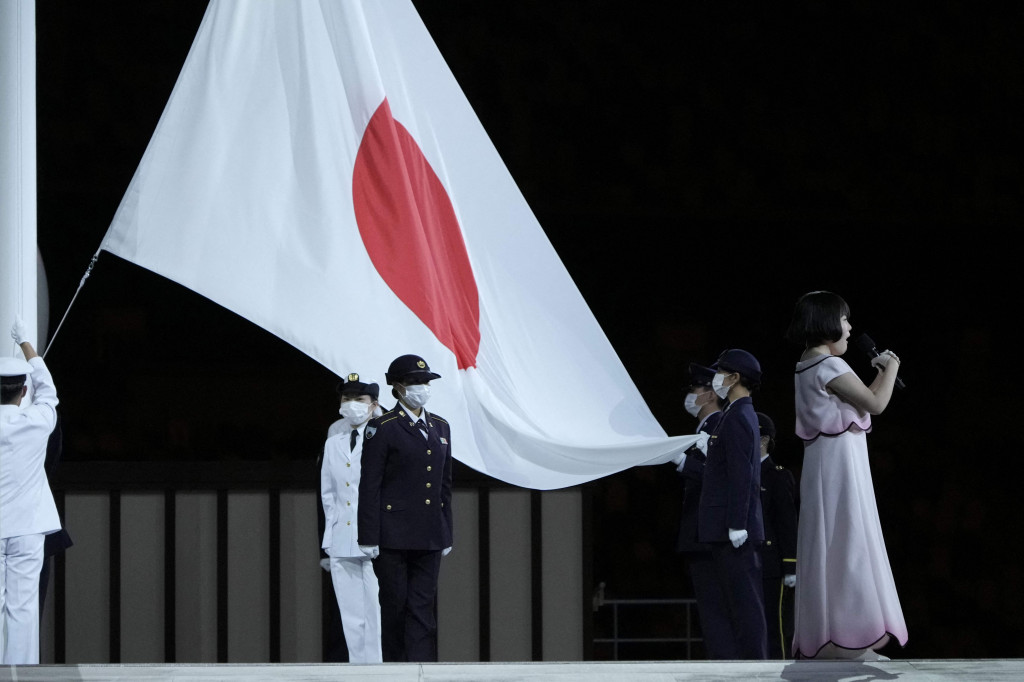 Pianis asal Jepang, Nobuyuki Tsujii, menjadi pengiring musik saat bendera Jepang masuk venue acara. Bendera kemudian dikibarkan dengan diiringi lagu kebangsaan Jepang.