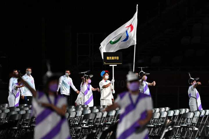 Tim Paralimpiade Pengungsi menjadi kontingen pertama yang masuk dalam parade.