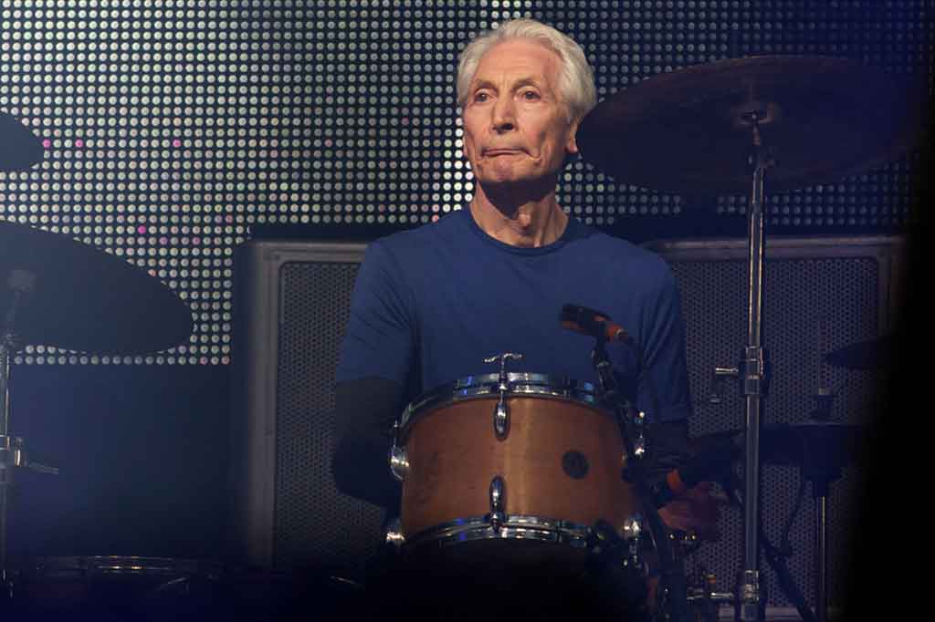 Dunia hiburan kembali berdukga. Penggebuk drum band legendaris The Rolling Stones, Charlie Watts, meninggal dunia pada Selasa, 24 Agustus 2021 waktu setempat. Watts wafat di usianya yang ke-80 tahun.