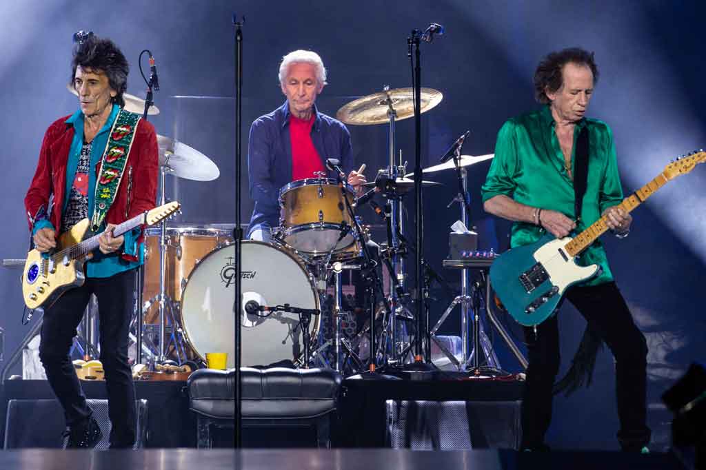 Menemukan kesuksesan awal di Inggris dan Amerika Serikat dengan menyanyikan lagu-lagu orang lain, grup ini mencapai ketenaran global dengan hits yang ditulis Jagger-Richards termasuk (I Cant Get No) Satisfaction, Get Off of My Cloud, dan Paint It, Black, dan album Aftermath.