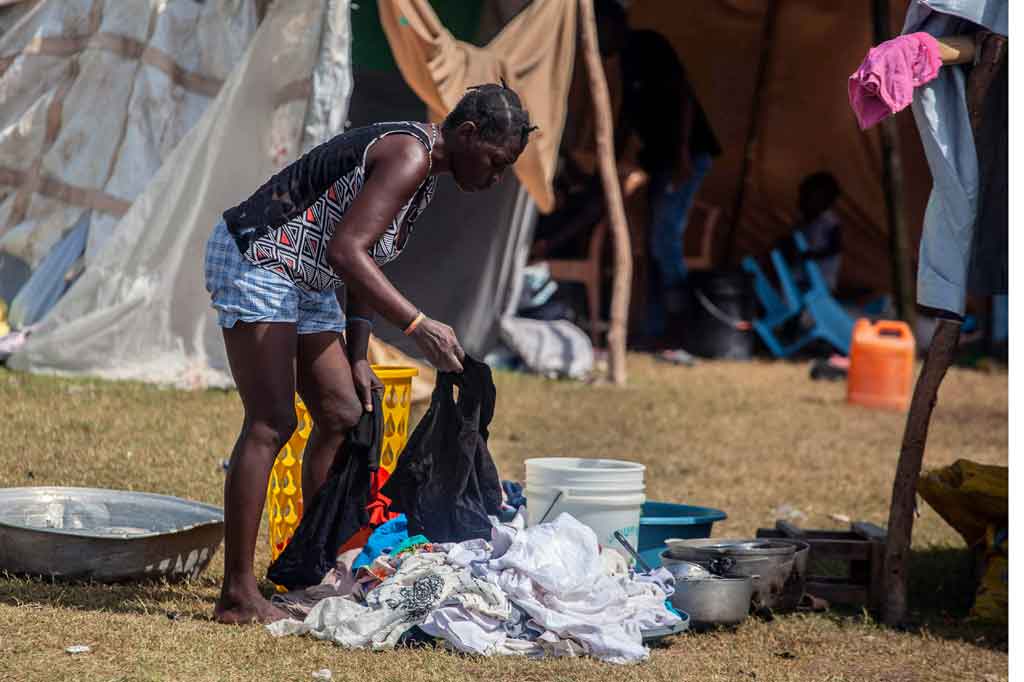 Sekitar 200 orang tinggal di kamp yang sama dengan Guerrier, di mana privasi hampir tidak mungkin. Karena khawatir diserang, Guerrier tidak sepenuhnya melepas pakaiannya untuk mandi dan selalu menunggu sampai gelap untuk mencuci agar orang lain tidak bisa melihatnya. 