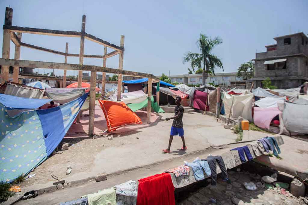 Tidak ada toilet yang berfungsi di lokasi tersebut, yang membuat Guerrier takut dan malu karena orang dapat melihat Anda dari segala arah.  