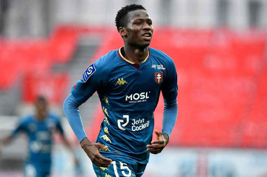 Klub Liga Premier Inggris Tottenham Hotspur resmi menebus gelandang muda Metz Pape Matar Sarr seharga 14,6 juta poundsterling atau sekitar Rp288 miliar.