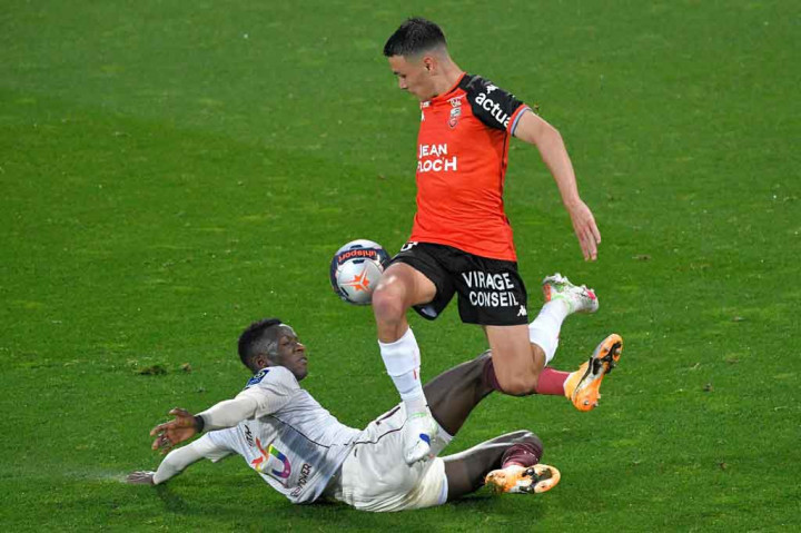 Meskipun sudah resmi diboyong oleh Tottenham, Sarr belum akan langsung bergabung dengan skuad asuhan Nuno Espirito Santo dan tetap bersama Metz selama musim ini. Hal ini merupakan kesepakatan di mana Tottenham akan kembali meminjamkan Sarr kepada bekas klubnya tersebut sampai musim 2021/2022 berakhir.