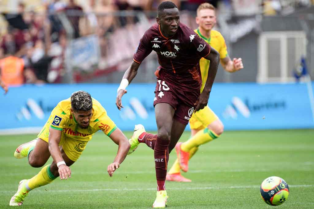 Pape Matar Sarr datang ke Metz pada 2020 dan berhasil membukukan 28 penampilan serta menyumbangkan 4 gol dan 1 assist.