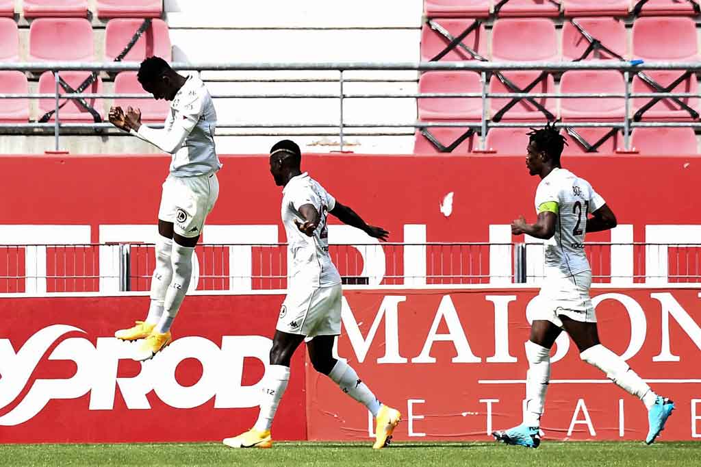 Kegemilangan pemain berusia 18 tahun itu bersama Metz membuat dirinya mendapatkan panggilan membela tim nasional Senegal pada awal 2021 lalu.