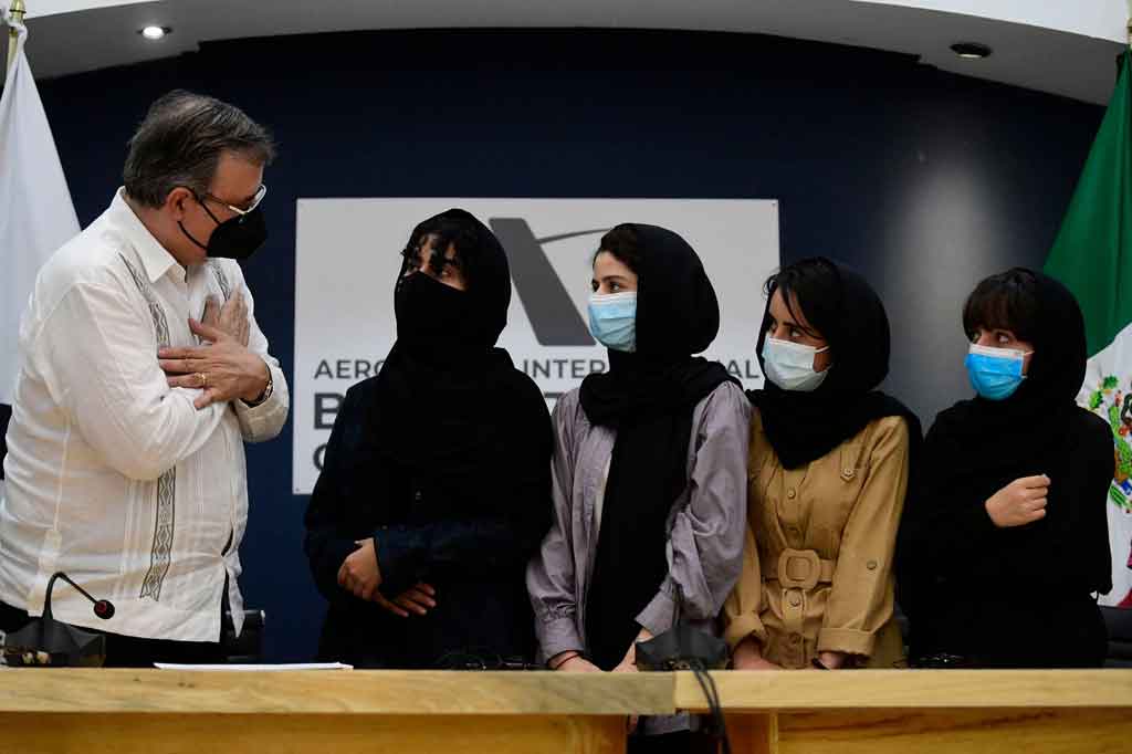 Menteri Luar Negeri Meksiko Marcelo Ebrard (kiri) menyambut kedatangan empat perempuan anggota tim Robotika Afghanistan, di Bandara Internasional Benito Juarez di Mexico City, pada Selasa, 24 Agustus 2021 waktu setempat.