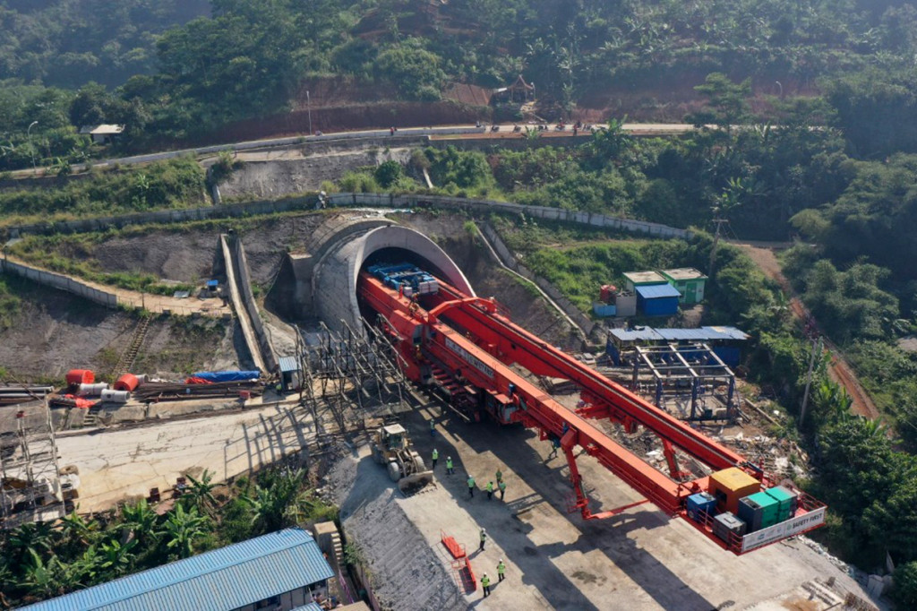 Pada awal bulan ini, pembangunan terowongan tunnel 8 dan 10 juga sudah berhasil ditembus.