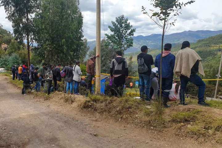 Warga menyaksikan penyelamatan para penambang yang terjebak dalam tambang batu bara di departemen Boyaca, timur Kolombia Tengah, Selasa, 24 Agustus 2021 waktu setempat.