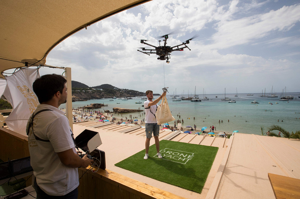 Pilot mengikat makanan ke drone dari Cala Tadira dekat Sant Josep de Sa Talaia di Pulau Ibiza, Spanyol.