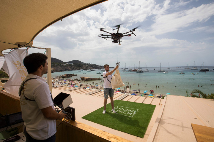 Pilot mengikat makanan ke drone dari Cala Tadira dekat Sant Josep de Sa Talaia di Pulau Ibiza, Spanyol.