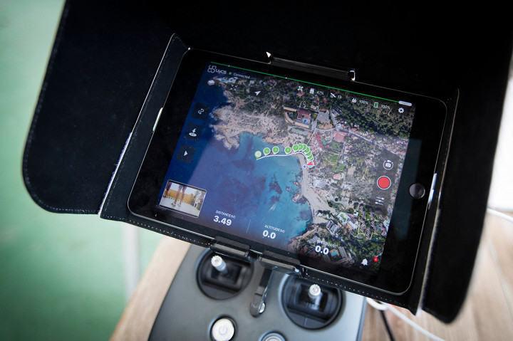 Monitor menampilkan rute drone saat mengantarkan makanan ke kapal pesiar dari Cala Tadira dekat Sant Josep de Sa Talaia di Pulau Ibiza, Spanyol.