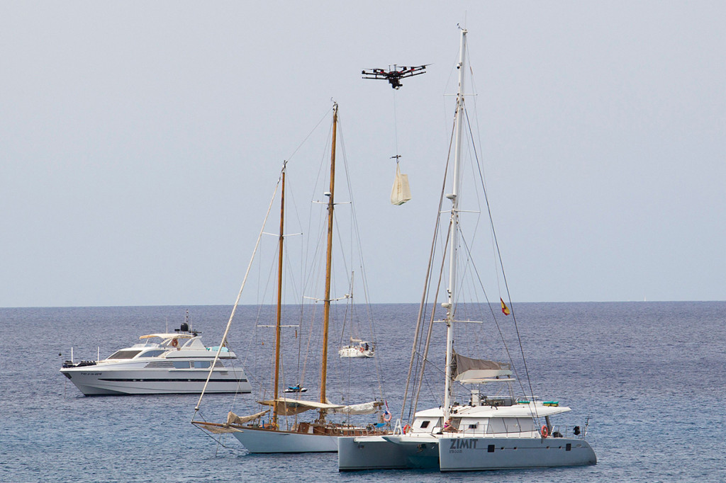 Sebuah drone membawa sekantong makanan dari Cala Tadira dekat Sant Josep de Sa Talaia di Pulau Ibiza, Spanyol.