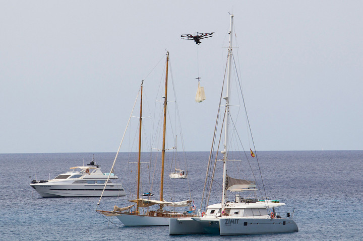 Sebuah drone membawa sekantong makanan dari Cala Tadira dekat Sant Josep de Sa Talaia di Pulau Ibiza, Spanyol.
