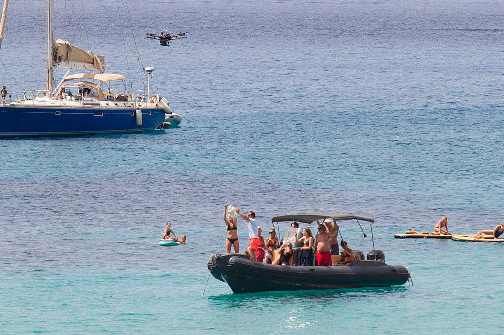 Pelanggan di kapal pesiar dapat membuat pesanan di restoran melalui aplikasi atau situs web Drone to Yacht, dan kemudian menunggu makanan mereka diterbangkan. Drone melakukan geolokasi posisi dan mengirimkan apa yang telah dipesan dalam kantong yang dikemas khusus.