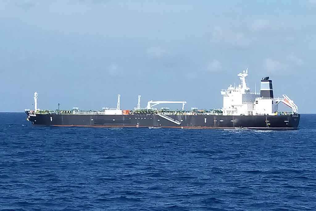 TNI AL, Rabu, 25 Agustus 2021 telah menangkap sebuah kapal tanker dan awaknya yang dicari dengan tuduhan mencuri hampir 300.000 barel minyak mentah dari cadangan Pemerintah Kamboja.