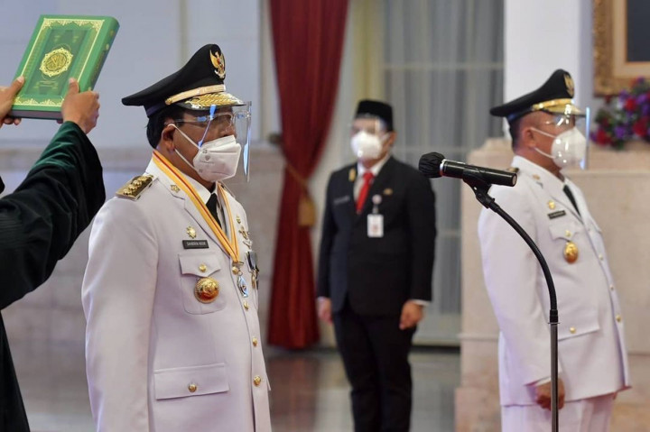 Presiden Jokowi mengambil sumpah jabatan Sahbirin dan Muhidin. 