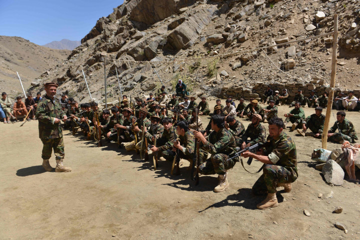Gerakan perlawanan Afghanistan dan pasukan pemberontakan anti-Taliban menjalani latihan militer di daerah Abdullah Khil, distrik Dara, Provinsi Panjshir, Selasa, 24 Agustus 2021.
