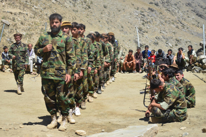Gerakan perlawanan Afghanistan dan pasukan pemberontakan anti-Taliban menjalani latihan militer di daerah Abdullah Khil, distrik Dara, Provinsi Panjshir, Selasa, 24 Agustus 2021.