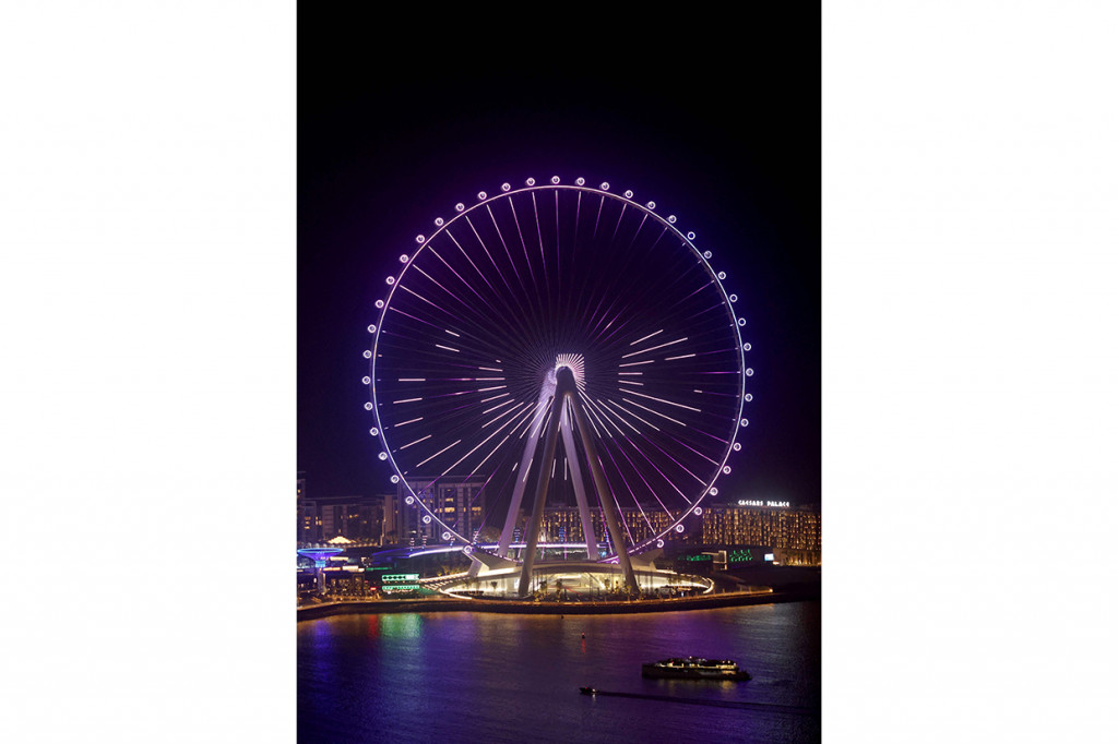 Bianglala ini bisa menampung 1.400 orang yang terbagi ke dalam 48 kapsul besar. Selama 48 menit di dalam kapsul, kita bisa menikmati pemandangan yang sangat indah. 