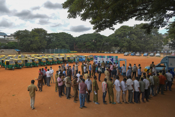 Para pengemudi bajaj di India antusias mengikuti vaksinasi Covid-19 massal yang digelar secara gratis untuk mengurangi penyebaran virus korona di India, Rabu, 25 Agustus 2021.