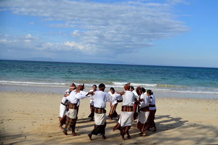 Karena itu, tarian Li Ngae disebut juga tarian injak jagung atau biasa dilakukan warga Pulau Semau sambil bekerja menginjak jagung sebagai hasil panen.