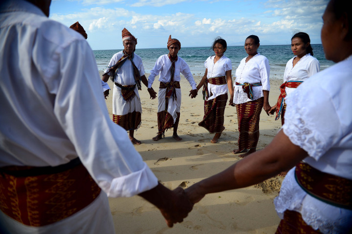 Tarian Li'i ini menggambarkan kebersamaan dan saling membantu warga desa cara pengawetan jagung untuk menghindari kebusukan sebagai bahan pokok pulau tersebut. 