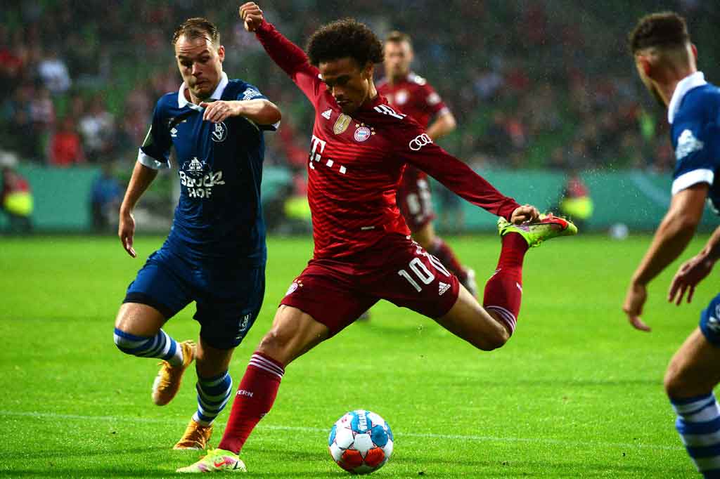 Pertandingan berlangsung timpang. Taksasa Bundesliga Bayern Muenchen tampil dominan dengan penguasaan bola 72 persen dan melepaskan 26 tembakan (19 on target) ke gawang tuan rumah.