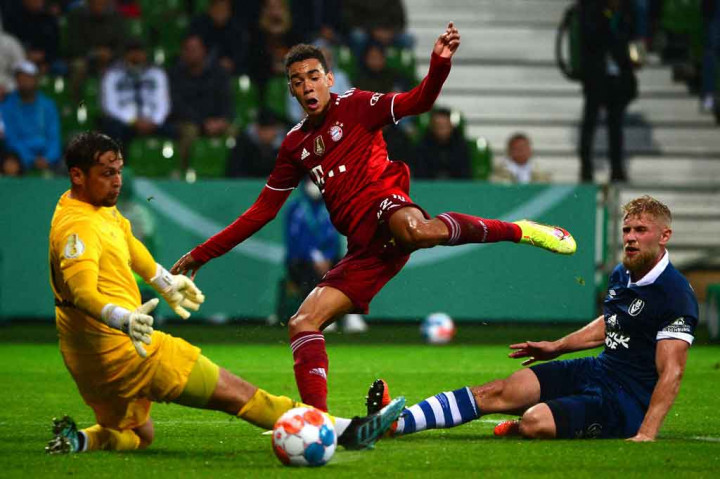 Jamal Musiala menggandakan keunggulan tim tamu pada menit ke-16, yang disusul gol bunuh diri Jan Warm saat ia berusaha menghalau bola tembakan Choupo-Moting pada menit ke-27.