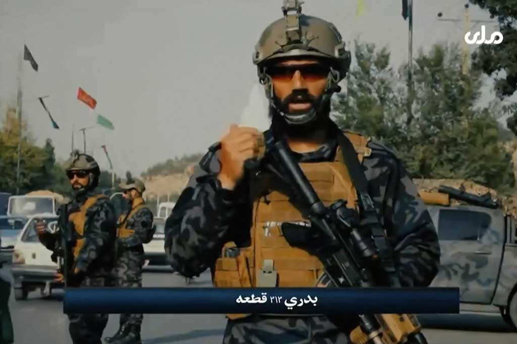 Para prajurit dari unit yang disebut Badri 3-1 ditampilkan dengan mengenakan seragam, sepatu boots, balaclava, dan pelindung tubuh yang mirip dengan yang dikenakan pasukan khusus di seluruh dunia,  tidak seperti petempur tradisional Taliban yang mengenakan shalwar kameez, sorban, dan sandal.