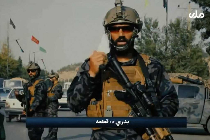 Para prajurit dari unit yang disebut Badri 3-1 ditampilkan dengan mengenakan seragam, sepatu boots, balaclava, dan pelindung tubuh yang mirip dengan yang dikenakan pasukan khusus di seluruh dunia,  tidak seperti petempur tradisional Taliban yang mengenakan shalwar kameez, sorban, dan sandal.