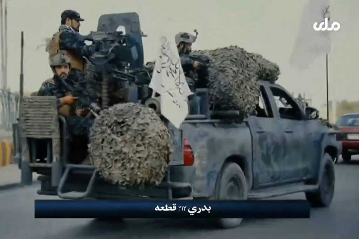 Alih-alih menenteng senapan Kalashnikov rancangan Rusia yang sudah usang, personel Badri 313 membawa senapan-senapan baru buatan AS seperti M4, beberapa di antara mereka dilengkapi teropong night-vision dan gunsights yang canggih.